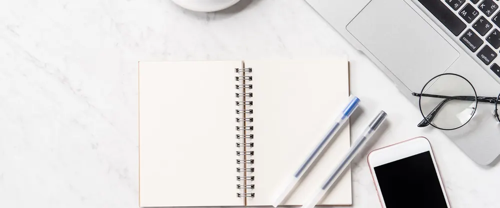 Carnet de notes, stylos et lunettes