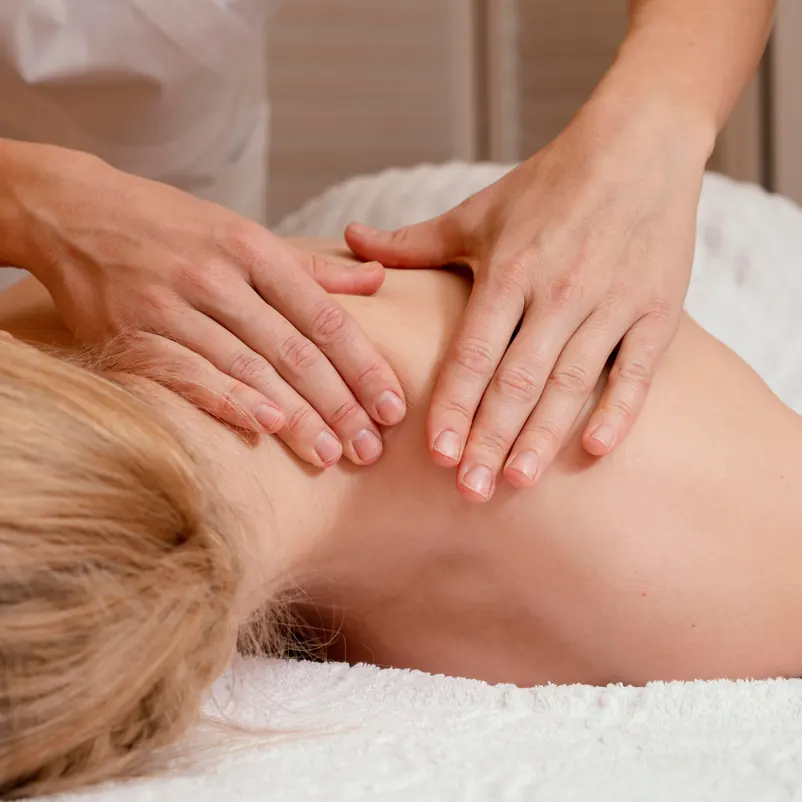 Massage du dos, mains posées sur le dos