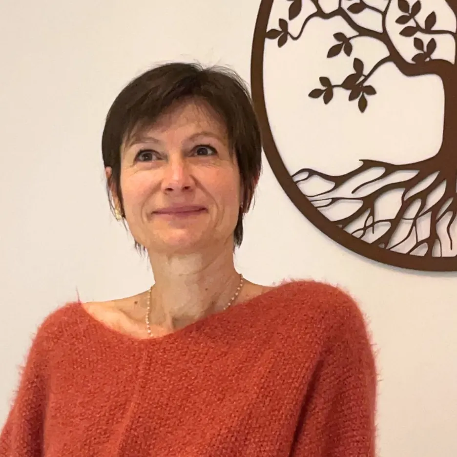 Christine Coste devant l’arbre de vie
