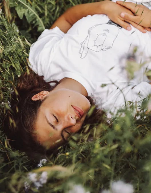 Femme détendue allongée dans l’herbe