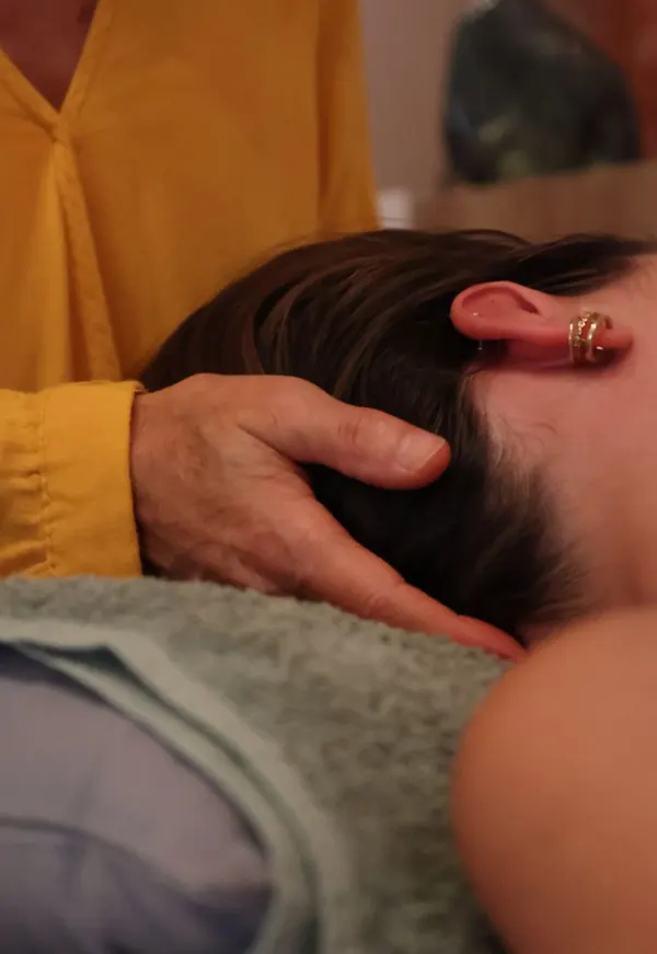 Massage de la tête pendant une séance