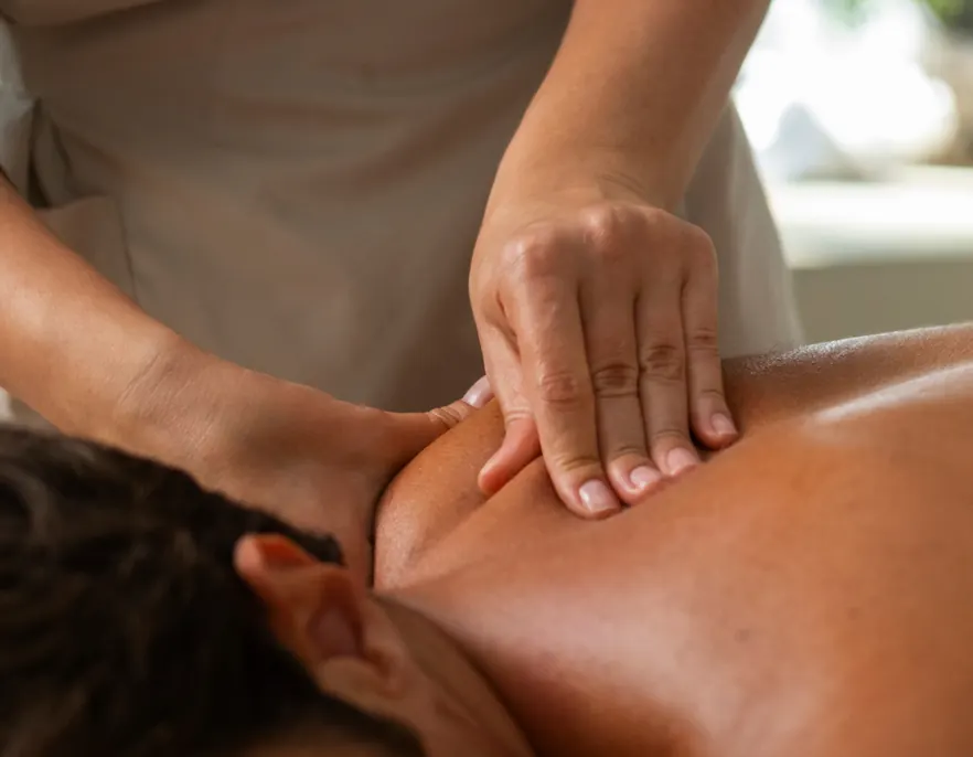 Massage du dos dans le cabinet de Christine Coste