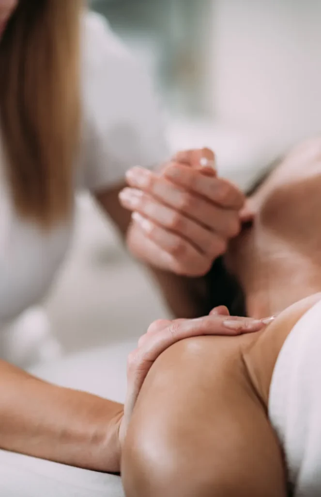 Massage de l’épaule pendant une séance