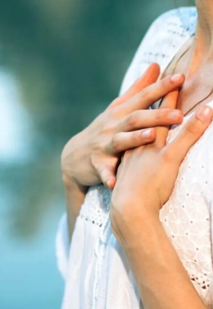 Mains posées pendant un massage