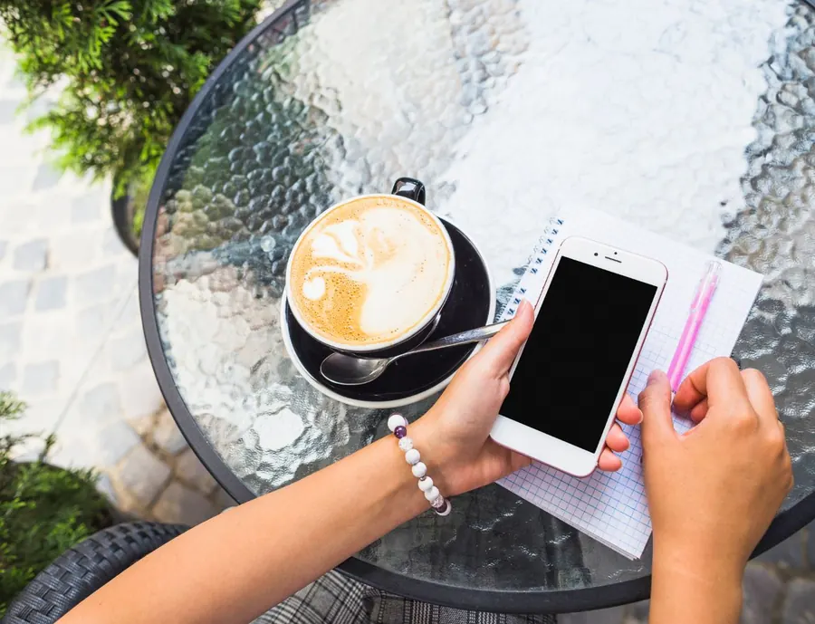Café et smartphone pour réserver une séance
