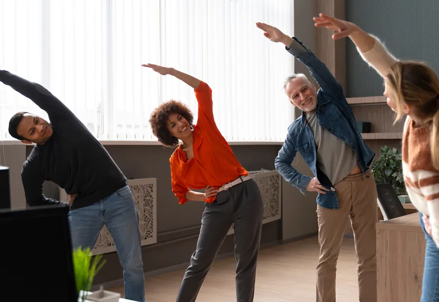 Étirements en équipe pendant un séminaire